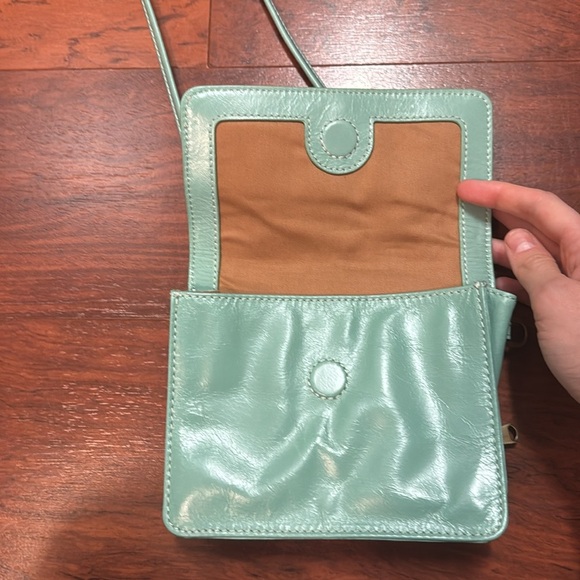 Elegant Mint Green Crossbody Bag - Picture 3 of 7